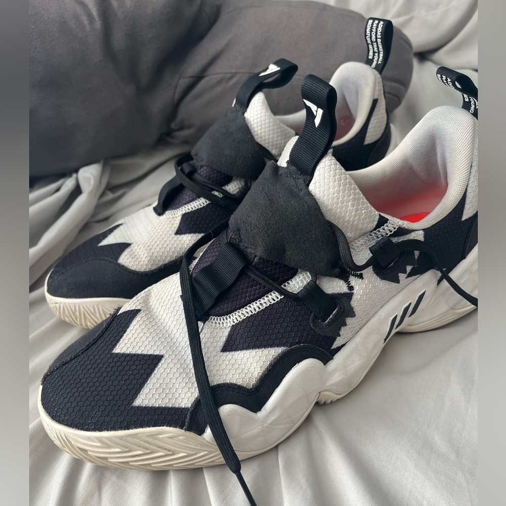 Trae 1 black white
